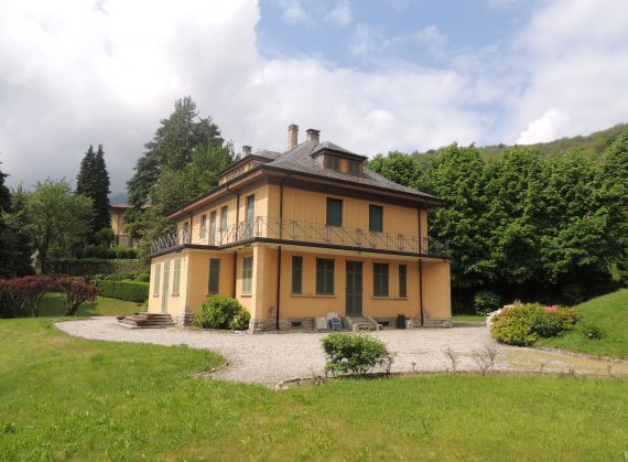 Вилла у озера Комо, Италия, 654 м2 - фото 1