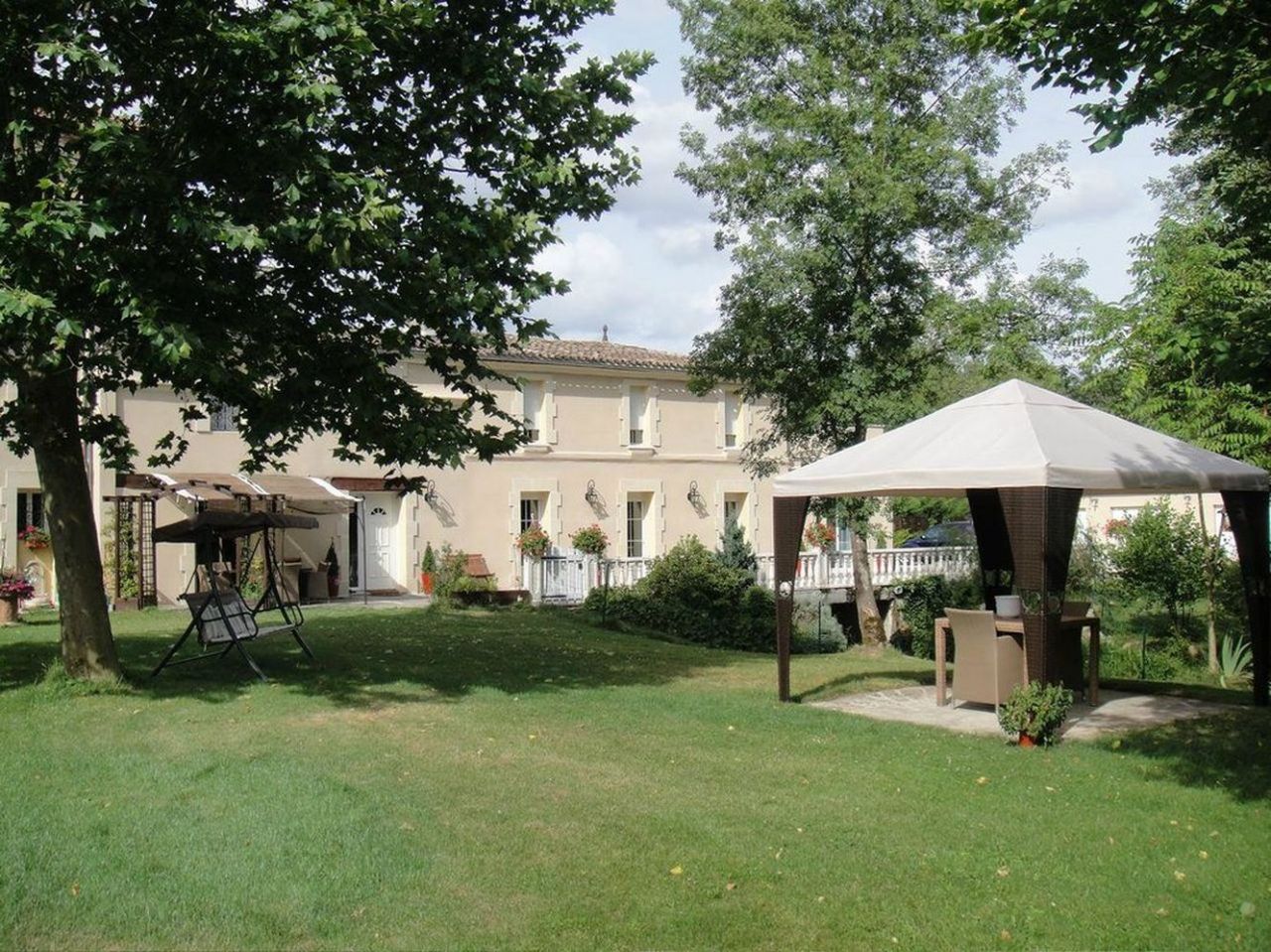 Отель, гостиница в Аквитании, Франция, 385 м2 - фото 1