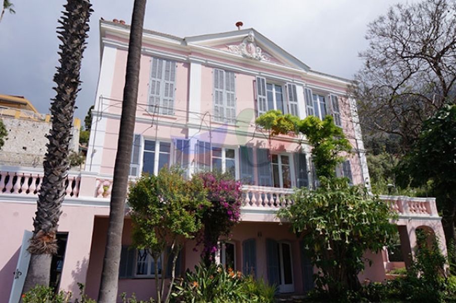 Особняк в Ментоне, Франция, 290 м2 - фото 1