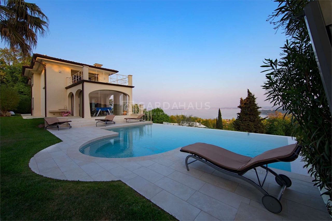 Вилла у озера Гарда, Италия, 530 м2 - фото 1