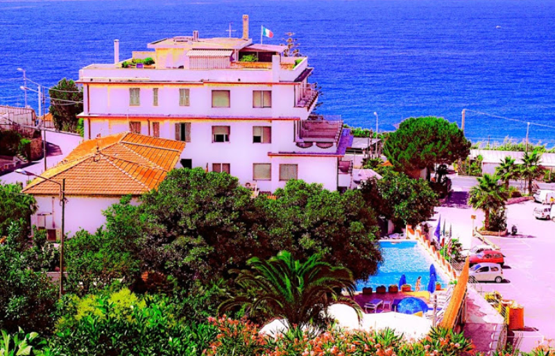 Отель, гостиница в Сан-Ремо, Италия, 2330 м2 - фото 1