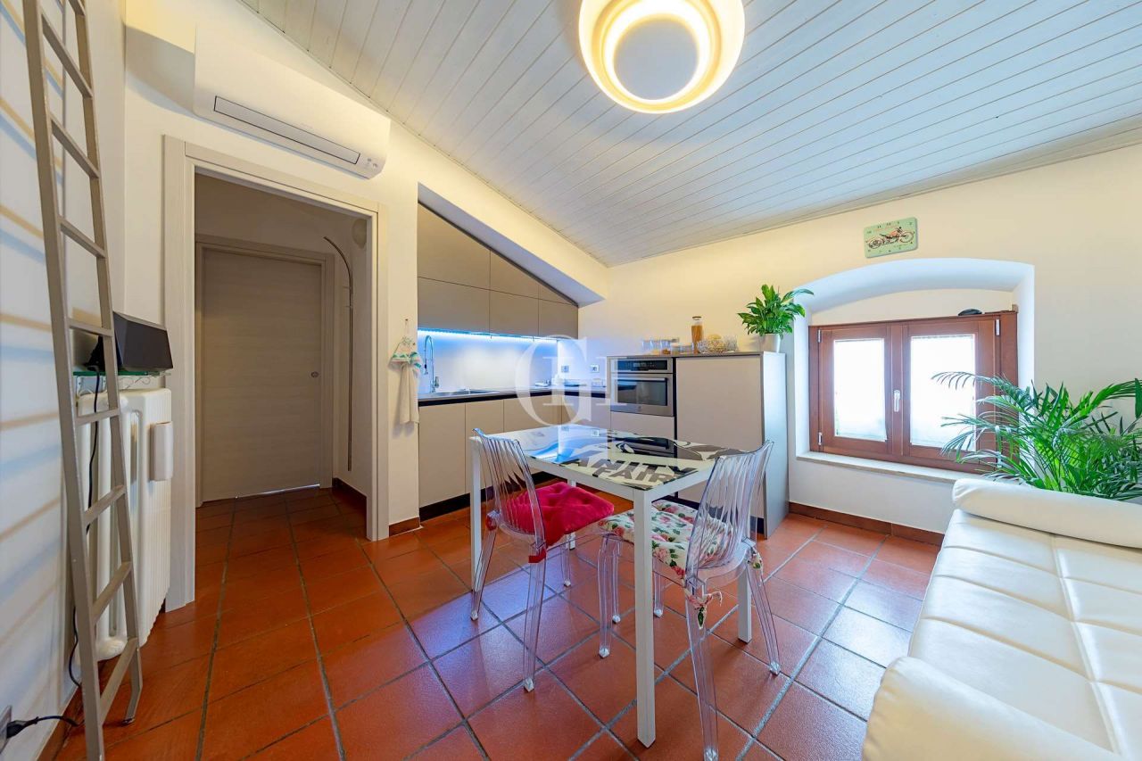 Квартира у озера Гарда, Италия, 55 м2 - фото 1