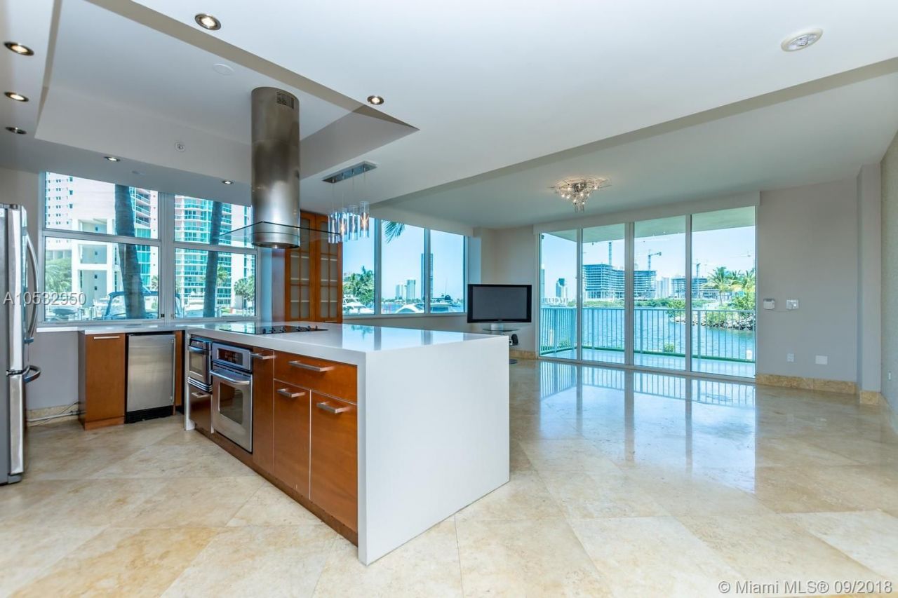 Квартира в Майами, США, 220 м2 - фото 1