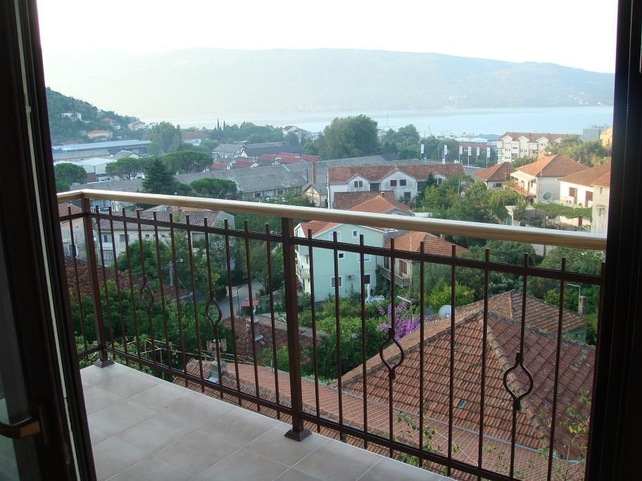 Апартаменты в Тивате, Черногория, 50 м2 - фото 1