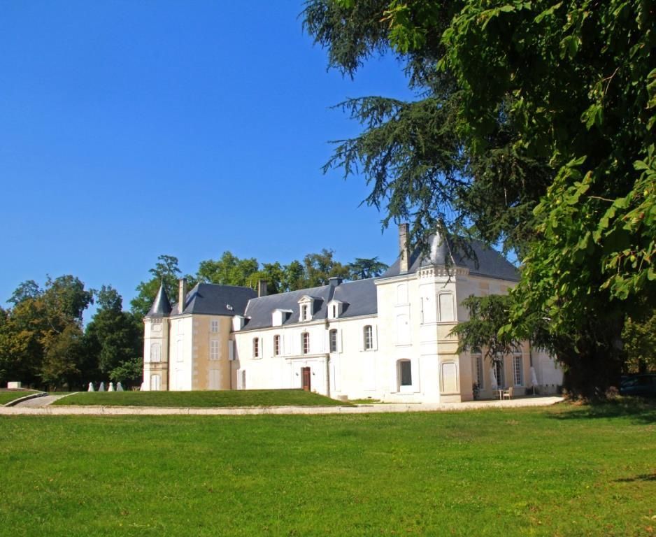 Замок в Пуату — Шаранта, Франция, 1500 м2 - фото 1