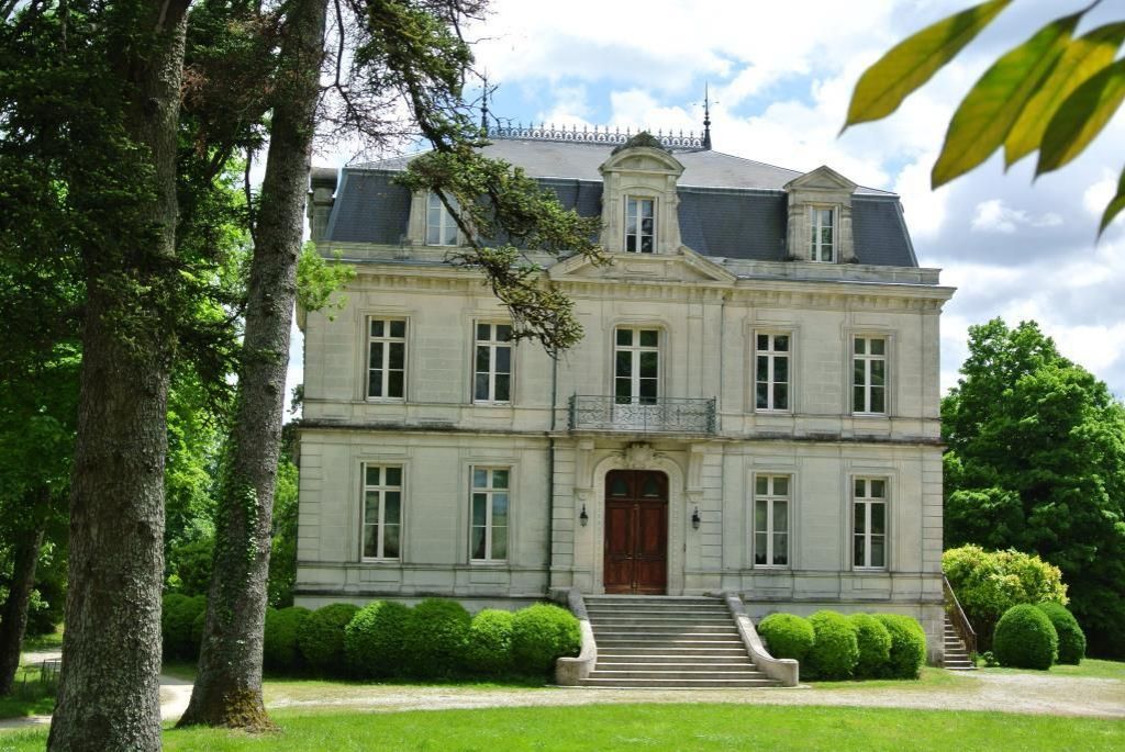 Замок в Аквитании, Франция, 600 м2 - фото 1
