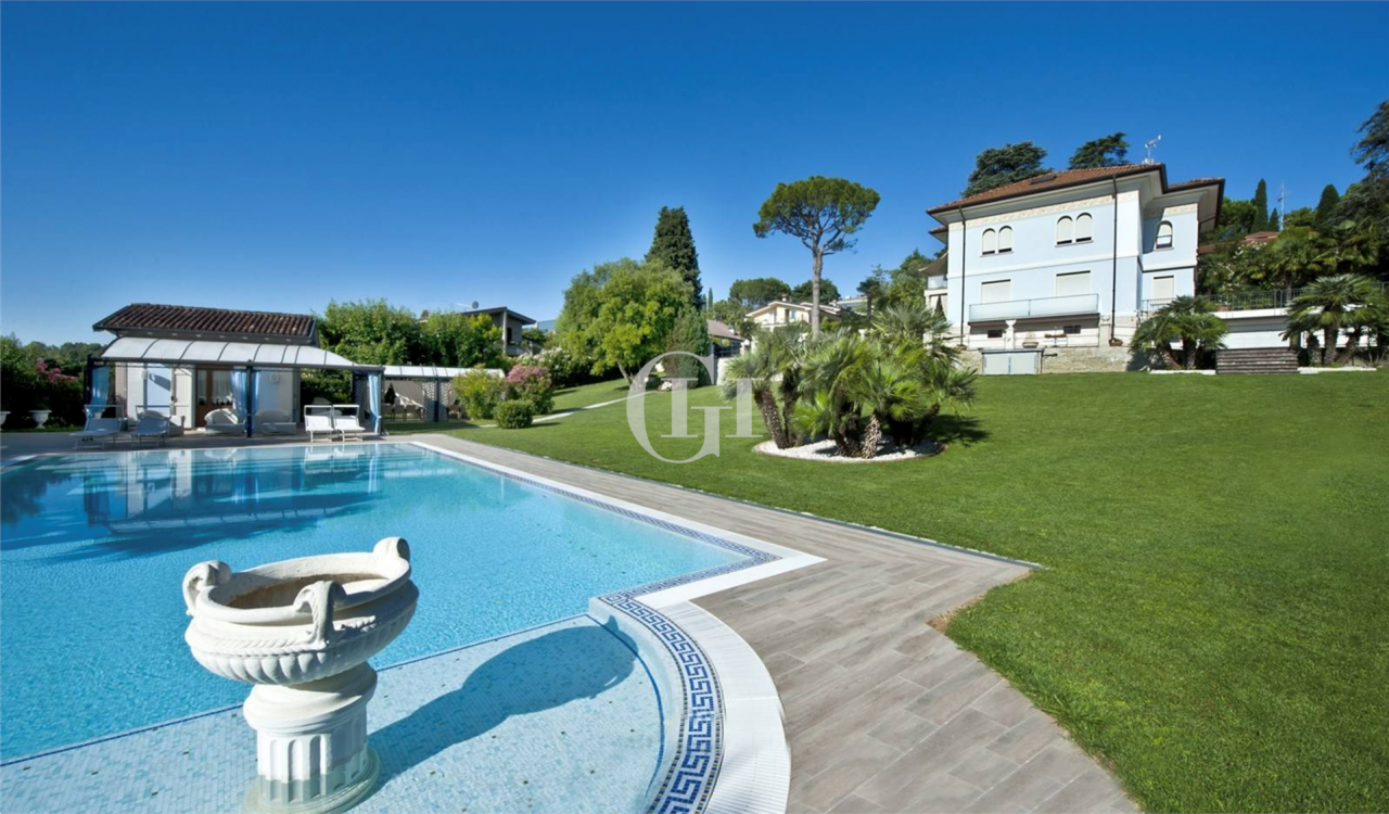 Вилла у озера Гарда, Италия, 990 м2 - фото 1