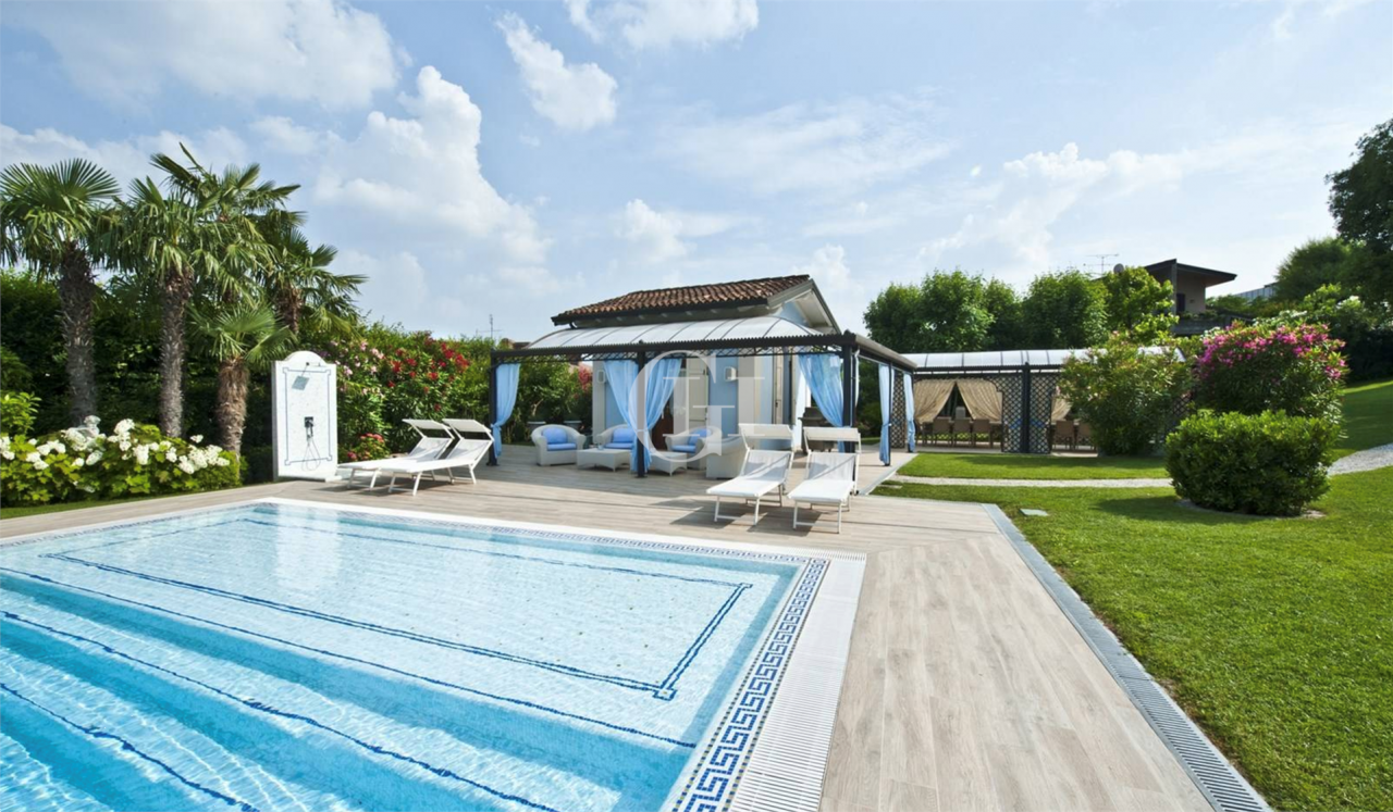 Вилла у озера Гарда, Италия, 990 м2 - фото 2