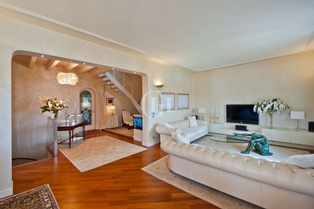 Вилла у озера Гарда, Италия, 990 м2 - фото 11