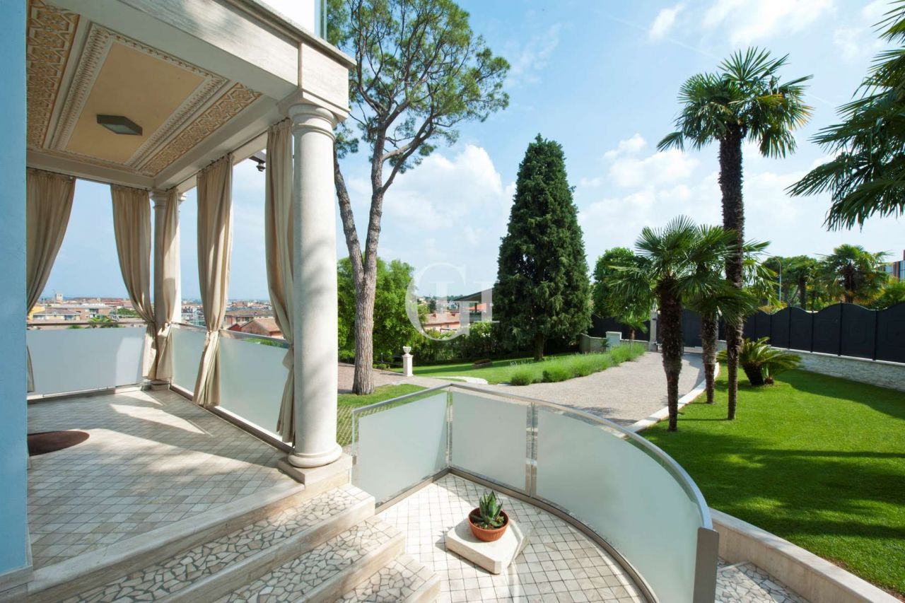 Вилла у озера Гарда, Италия, 990 м2 - фото 17