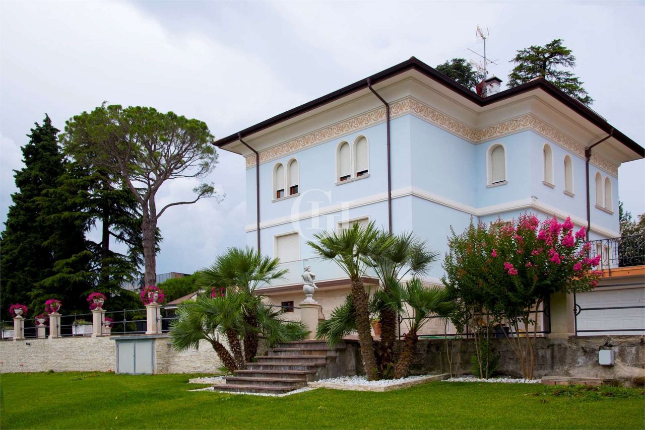 Вилла у озера Гарда, Италия, 990 м2 - фото 18