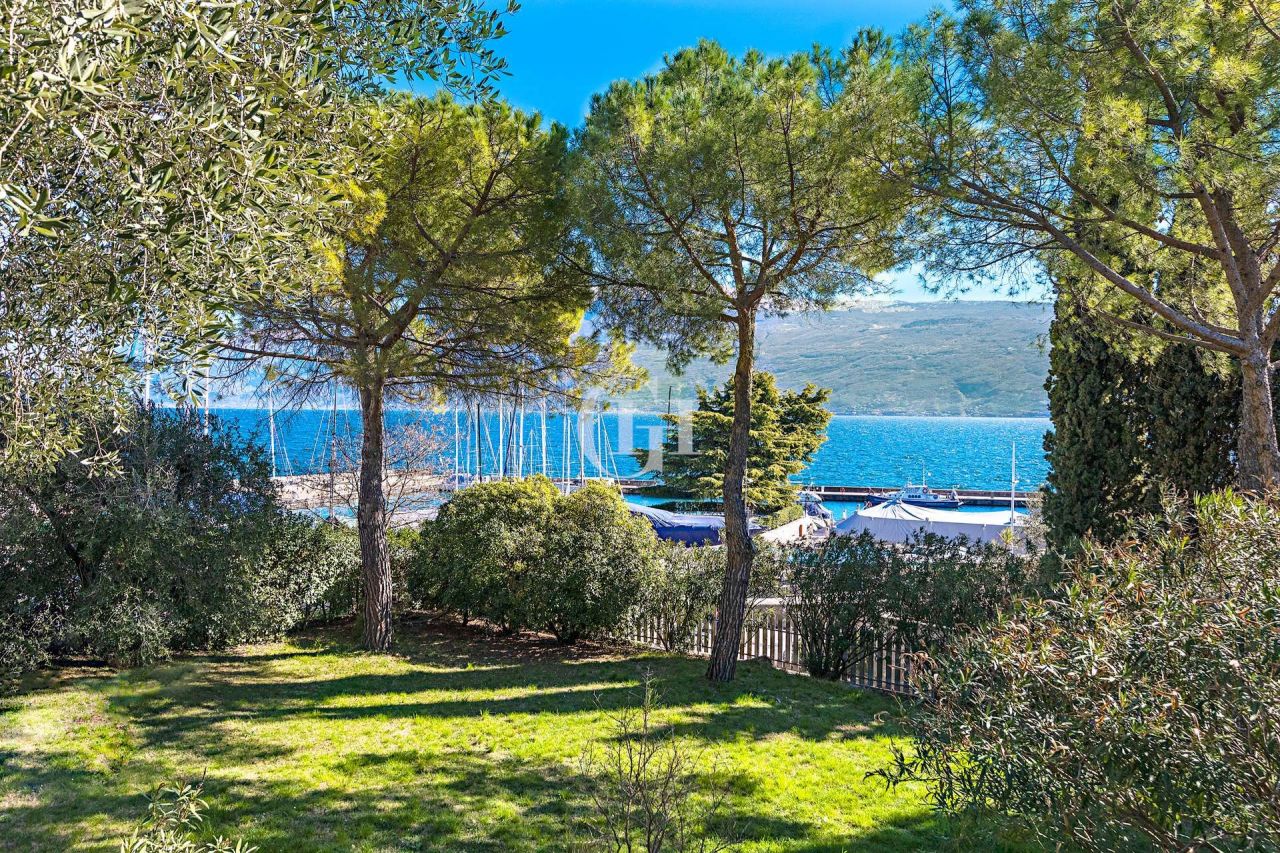 Вилла у озера Гарда, Италия, 230 м2 - фото 1