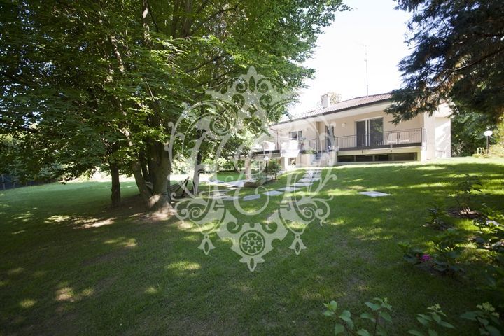 Вилла в Ароне, Италия, 300 м2 - фото 1