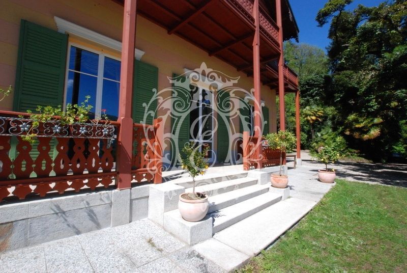 Вилла у озера Маджоре, Италия, 850 м2 - фото 1