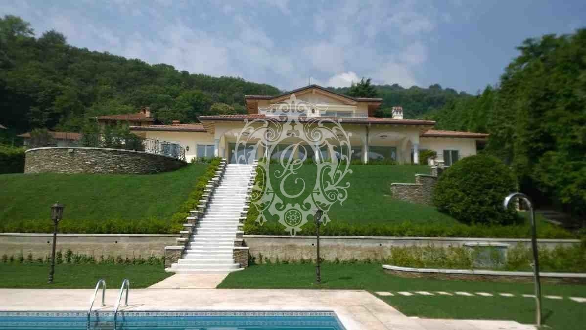 Вилла у озера Маджоре, Италия, 500 м2 - фото 1