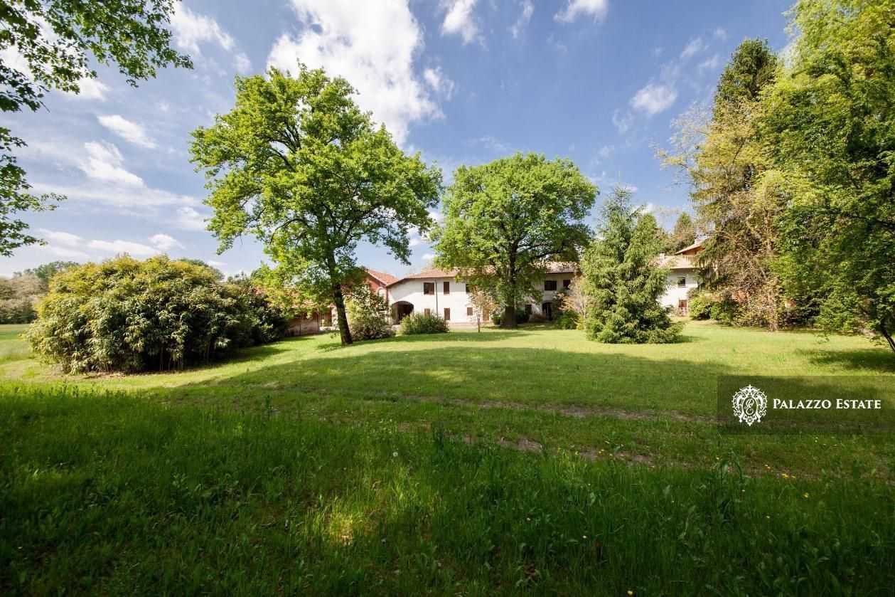 Вилла в Кастеллетто-сопра-Тичино, Италия, 1200 м2 - фото 1