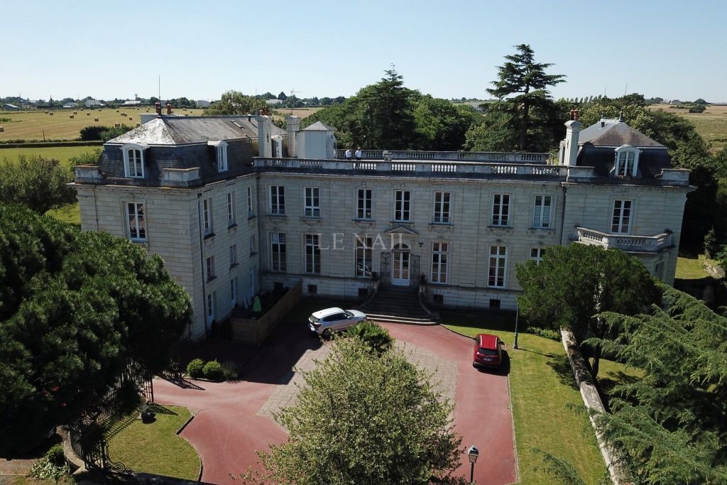 Замок в землях Луары, Франция, 800 м2 - фото 1