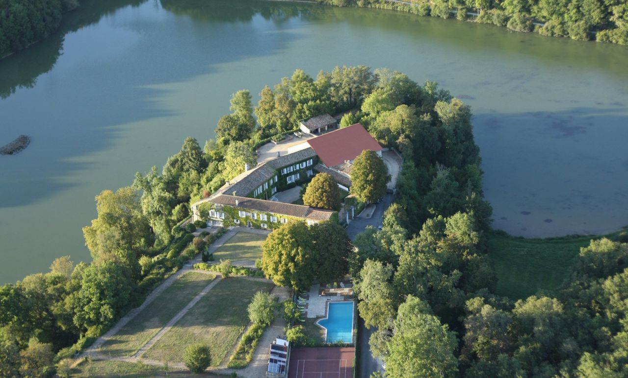 Поместье в Шаранте, Франция, 800 м2 - фото 1