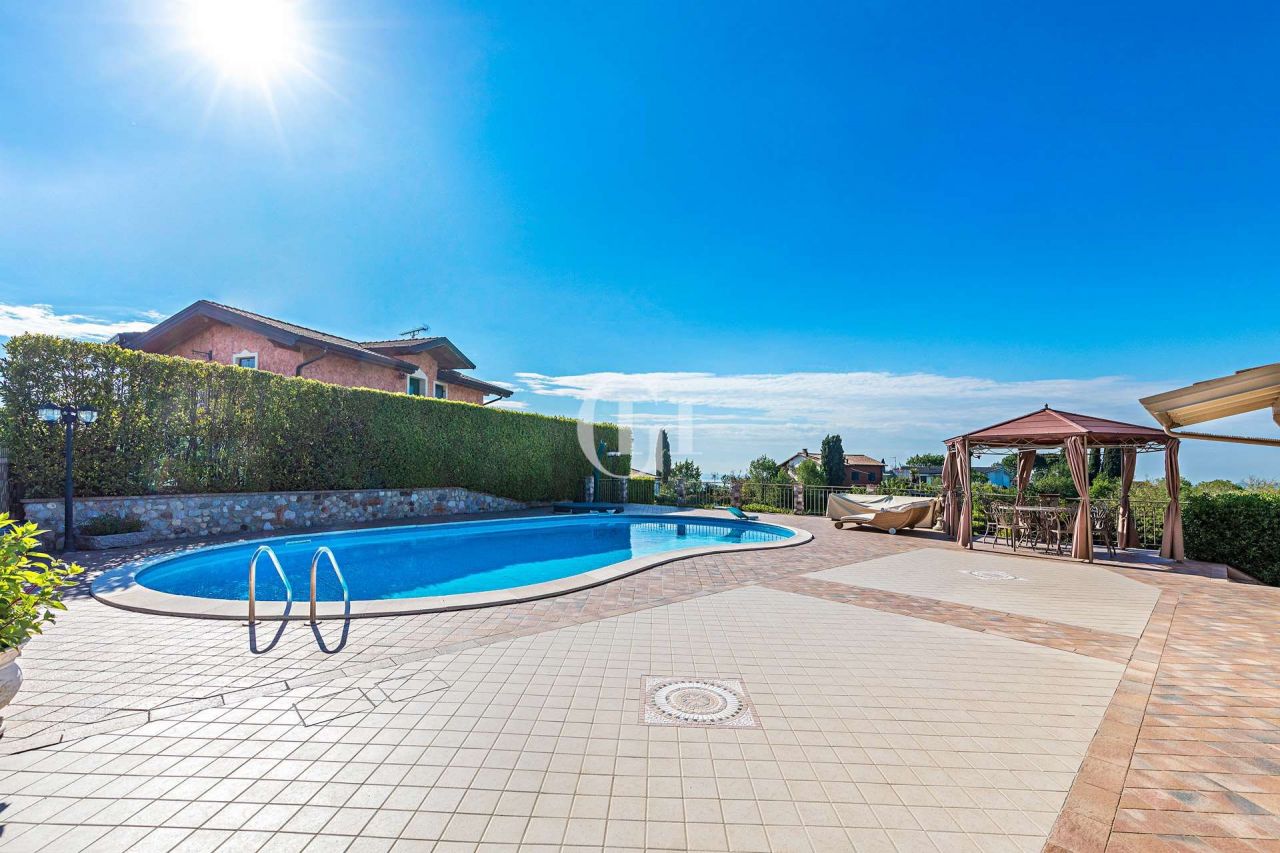 Вилла у озера Гарда, Италия, 250 м2 - фото 2