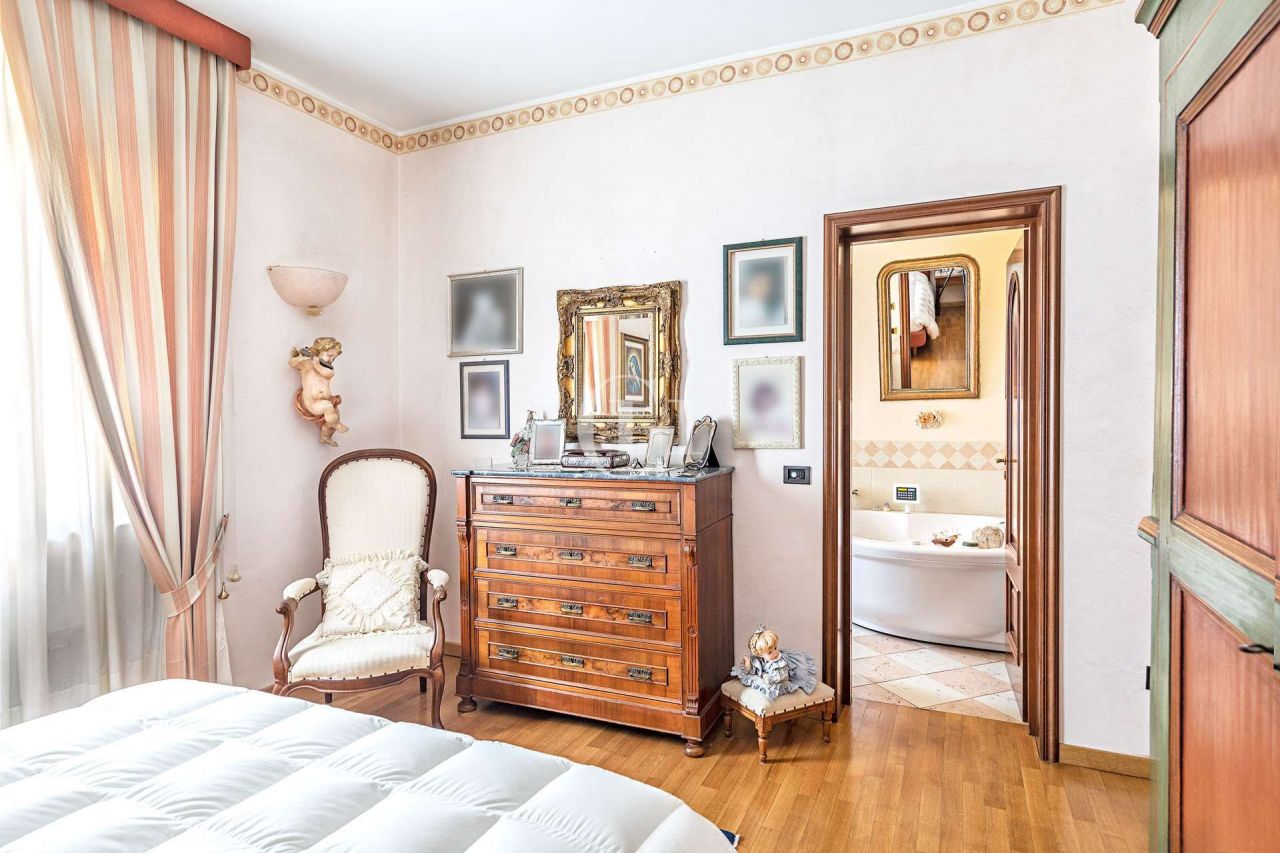 Вилла у озера Гарда, Италия, 250 м2 - фото 12