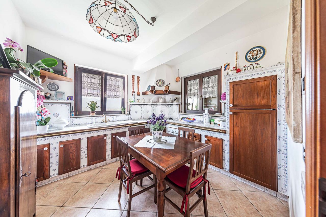 Вилла у озера Гарда, Италия, 250 м2 - фото 16