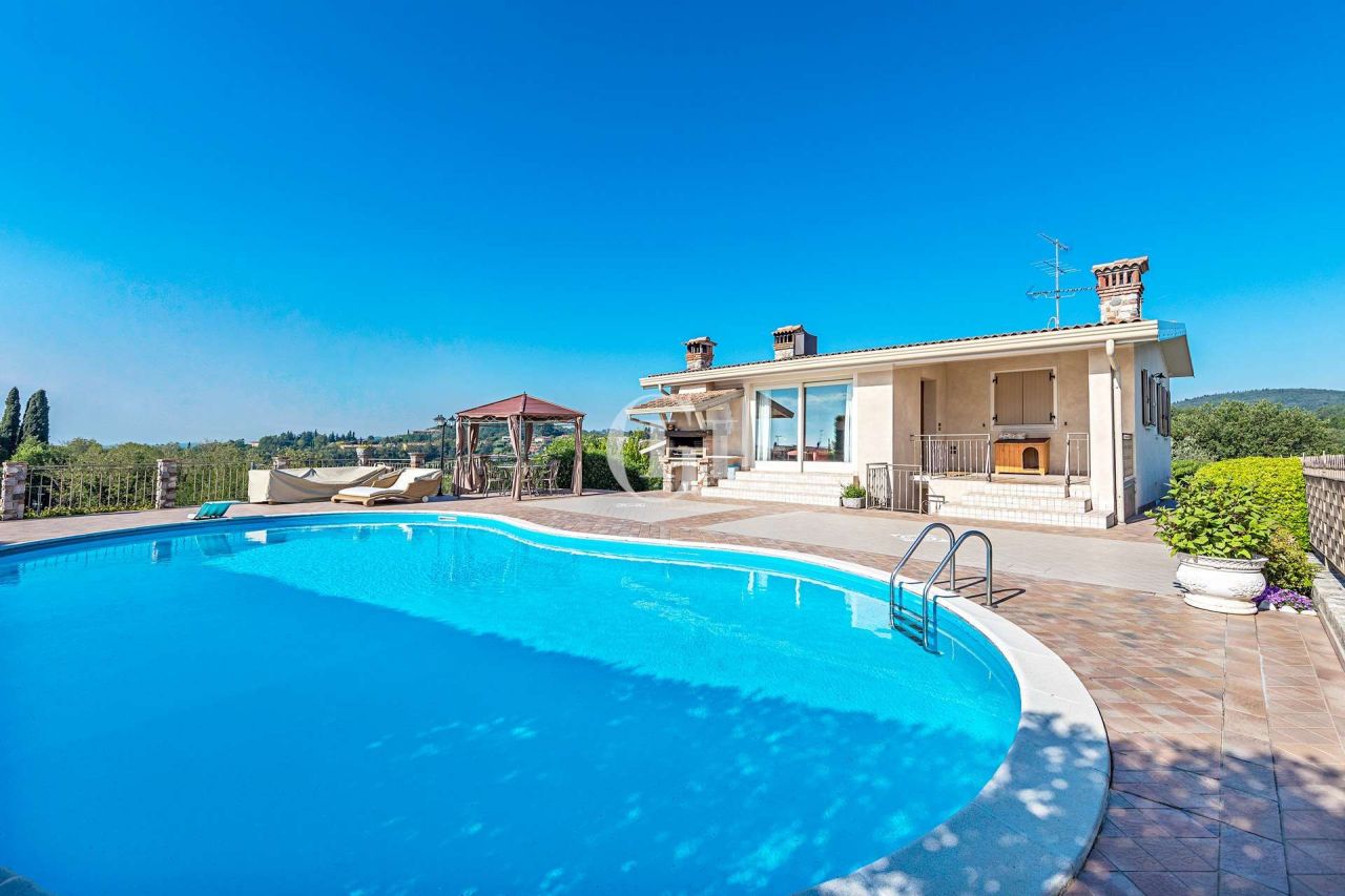 Вилла у озера Гарда, Италия, 250 м2 - фото 1