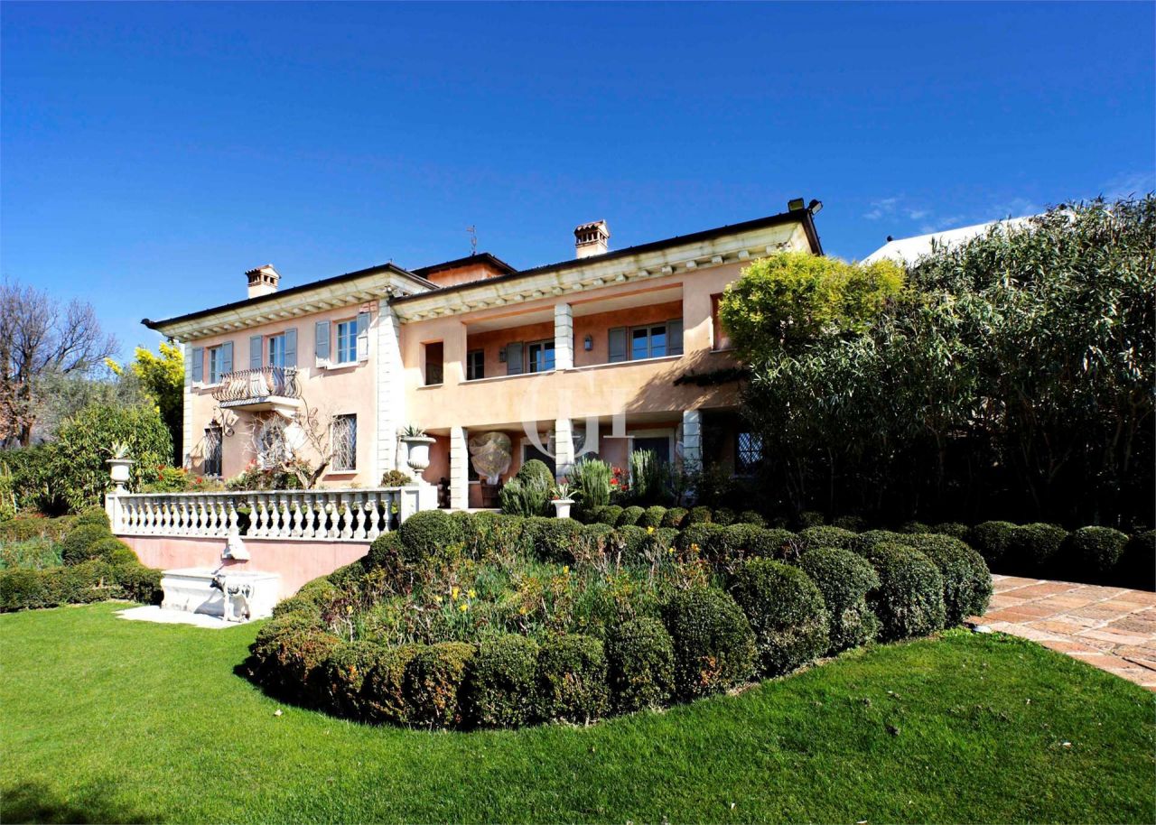 Особняк у озера Гарда, Италия, 700 м2 - фото 4