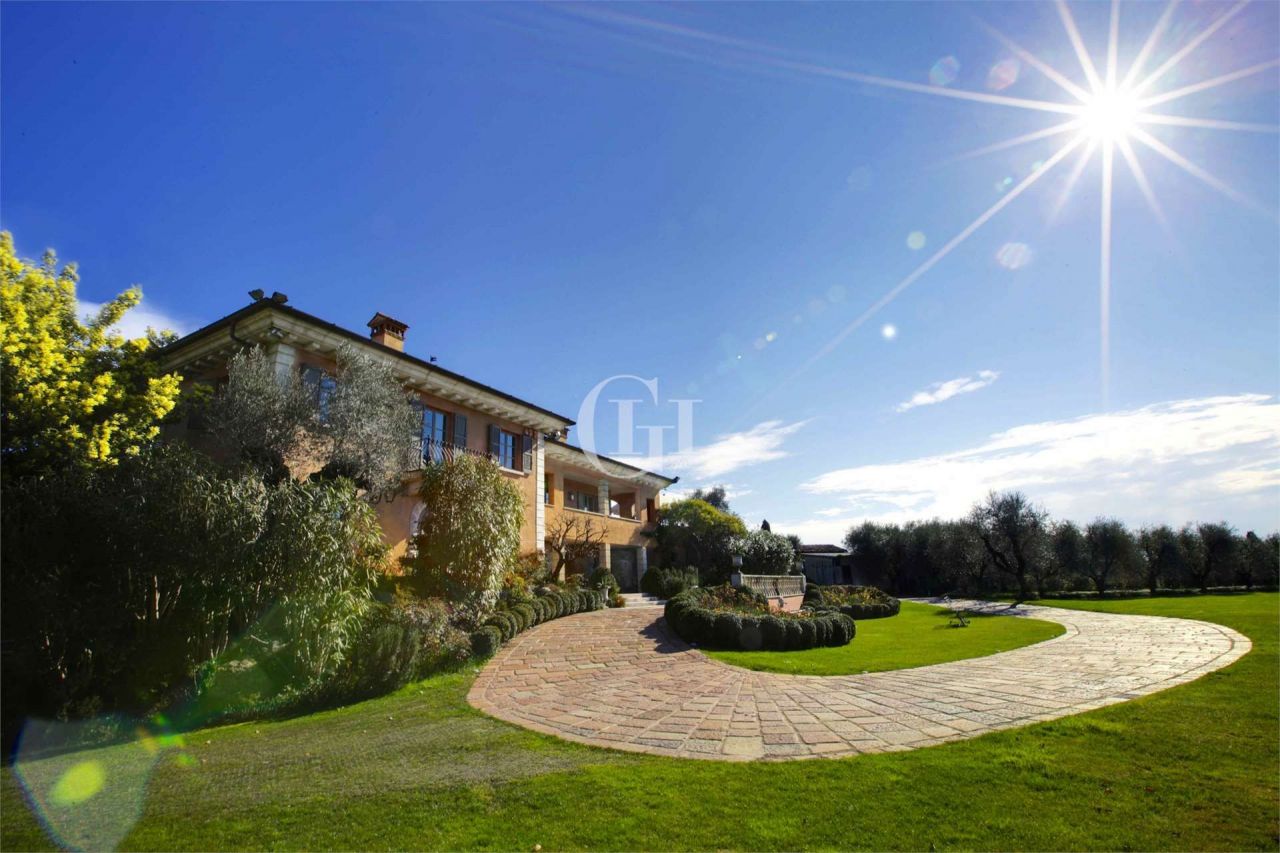 Особняк у озера Гарда, Италия, 700 м2 - фото 7