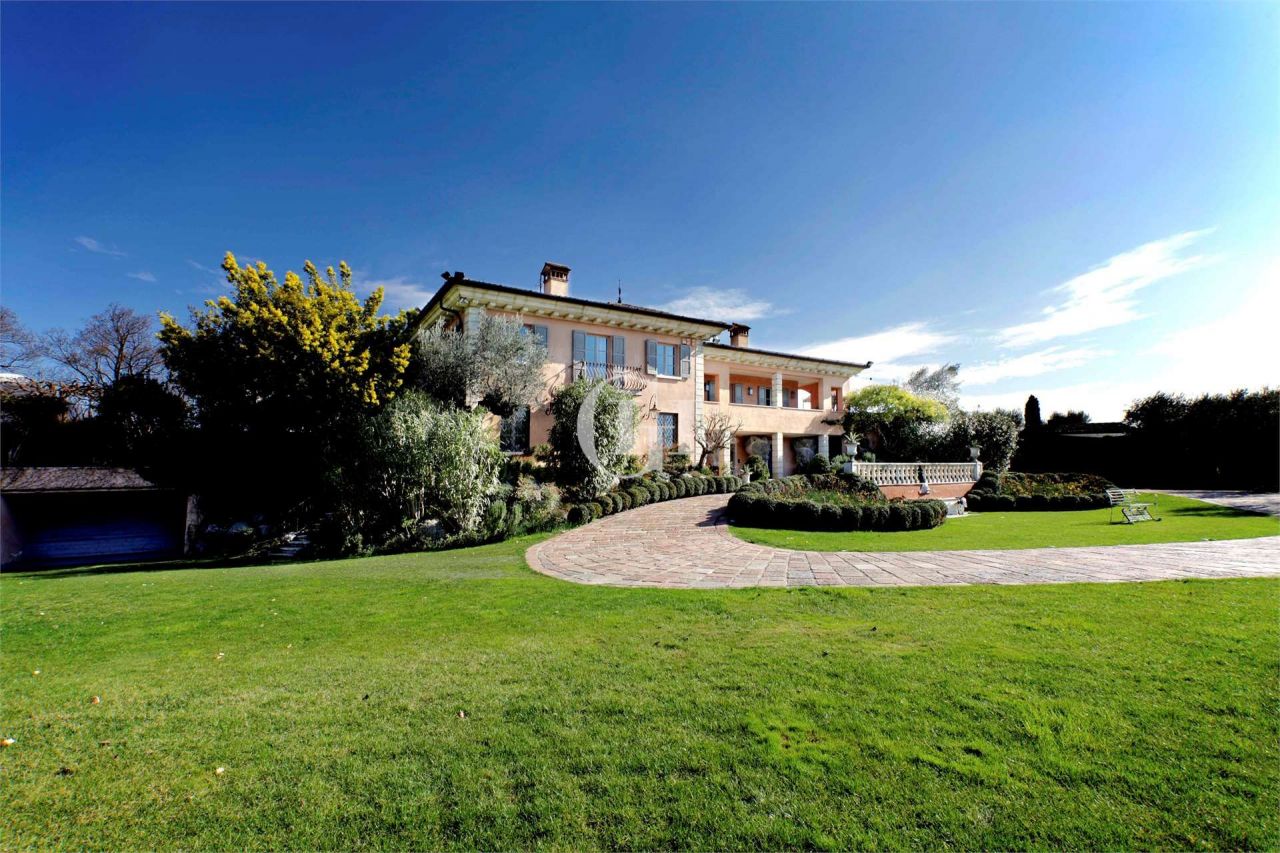 Особняк у озера Гарда, Италия, 700 м2 - фото 1