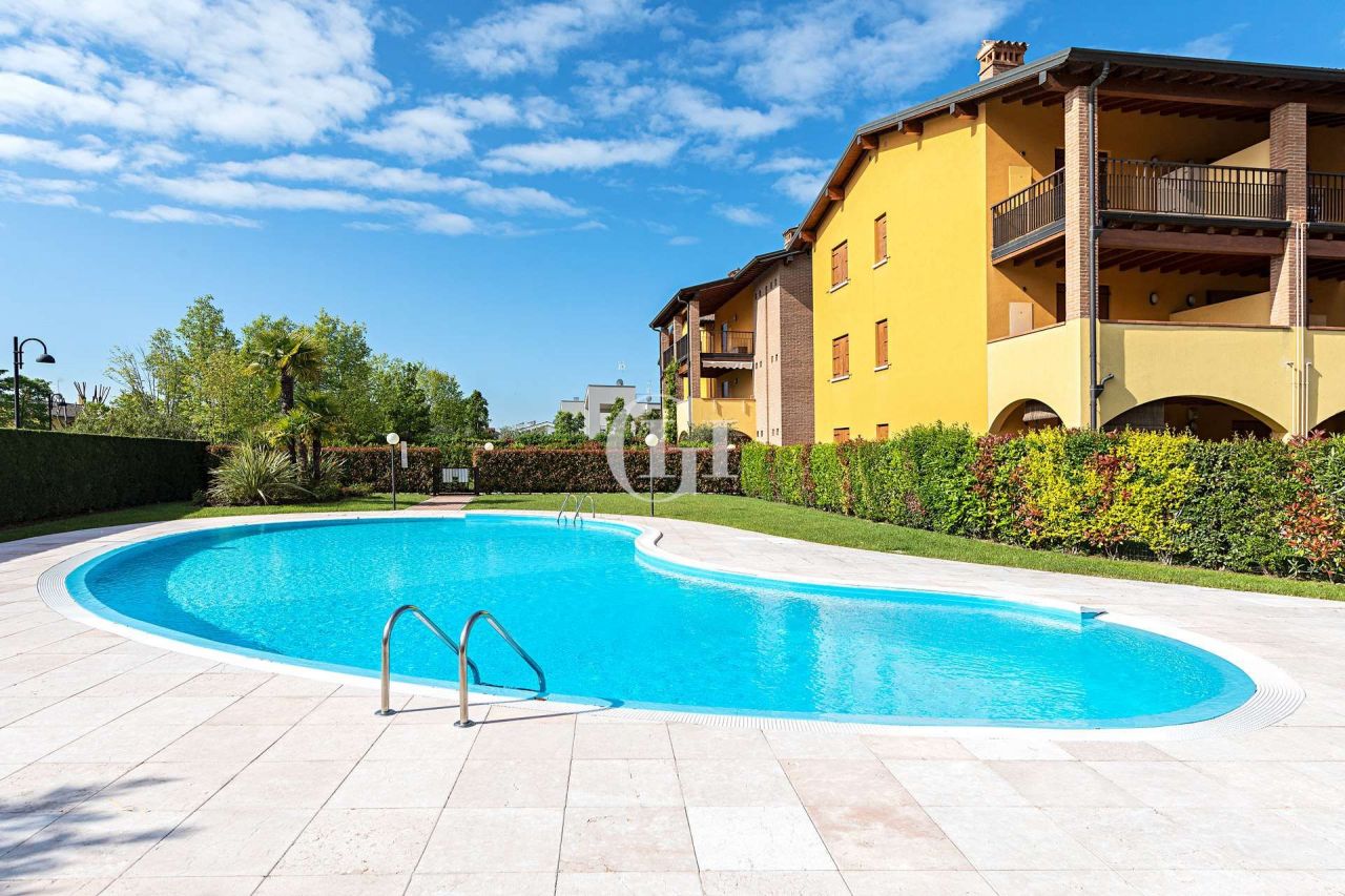 Квартира у озера Гарда, Италия, 50 м2 - фото 1