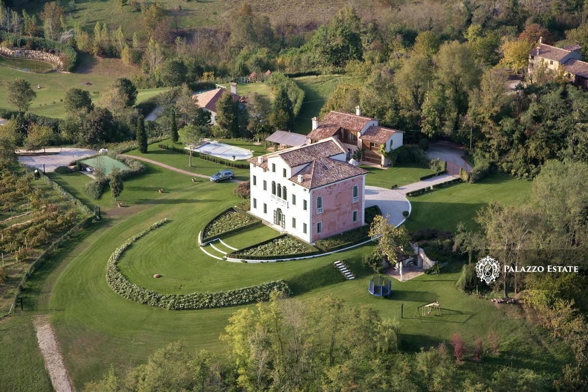 Вилла в Азоло, Италия, 952 м2 - фото 1