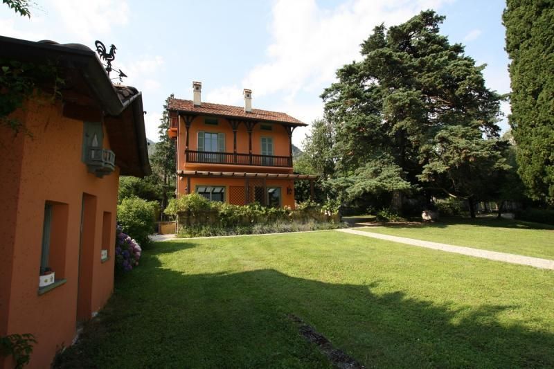 Вилла у озера Комо, Италия, 460 м2 - фото 1