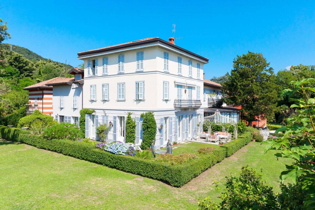 Апартаменты у озера Комо, Италия, 200 м2 - фото 1