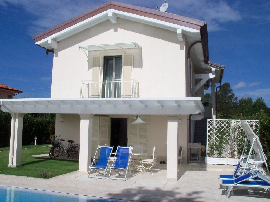 Вилла в Форте деи Марми, Италия, 350 м2 - фото 1