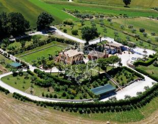 Дом за 950 000 евро в Потенца-Пичене, Италия