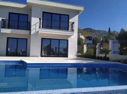 Villa for 650 000 euro Rezevici, Montenegro