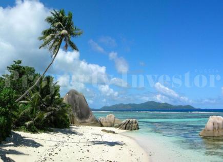 Land for 376 842 euro in Praslin, Seychelles
