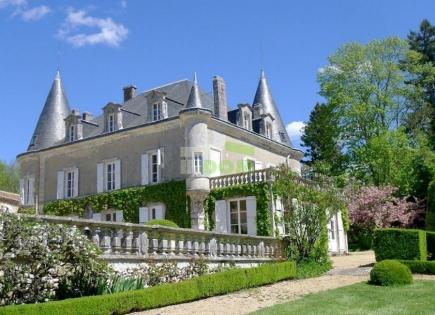 Замок за 2 350 000 евро в Пуату-Шаранта, Франция