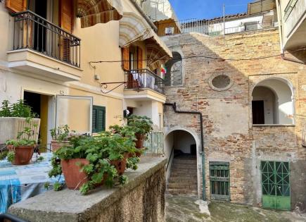 Townhouse for 90 000 euro in Citta Sant'Angelo, Italy