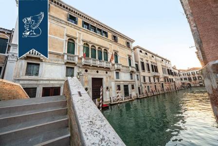 Дом в венеции купить рим был основан на берегу