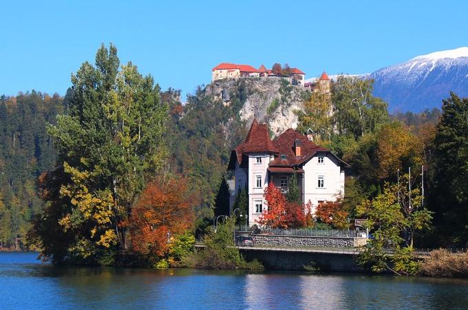 Смотреть видео Кошелек или жизнь. Почему замки Словении – это очень круто?
