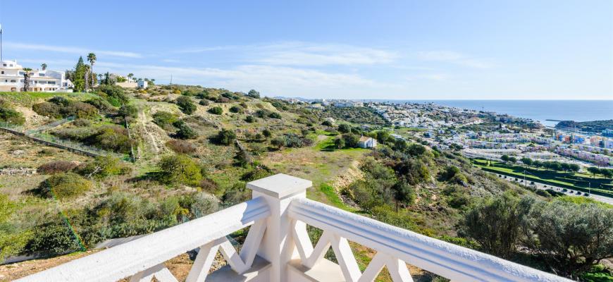 Калькулятор: сколько стоит покупка и содержание квартиры с видом на океан в Португалии