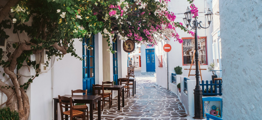 Греция отменяет коронавирусные ограничения на туристический сезон