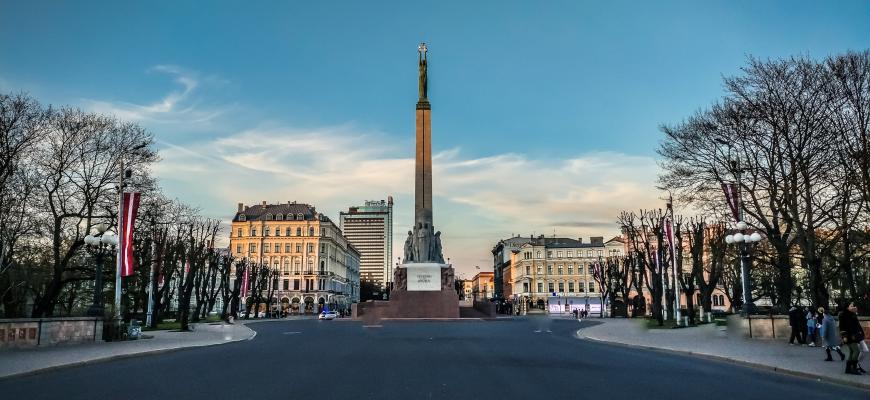 Около 13 000 граждан России в Латвии могут лишиться ВНЖ