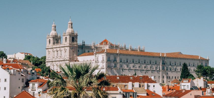 Дебаты вокруг «золотой визы» Португалии. Что вообще происходит – и что будет дальше