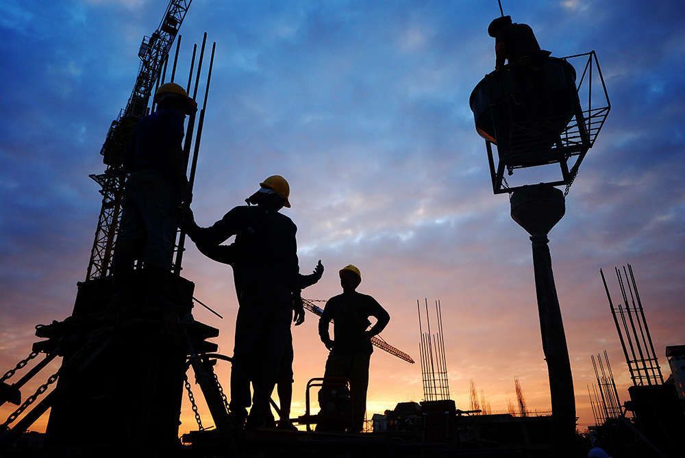 Возможности строительства. Фото силуэта строителя. Construction worker silhouette.