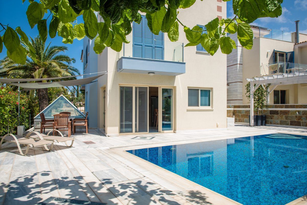 Villa coral. Пафос Кипр виллы. Вилла на Кипре с бассейном. Дом с бассейном на Кипре с видом. Blue Garden Cyprus Limassol вилла.