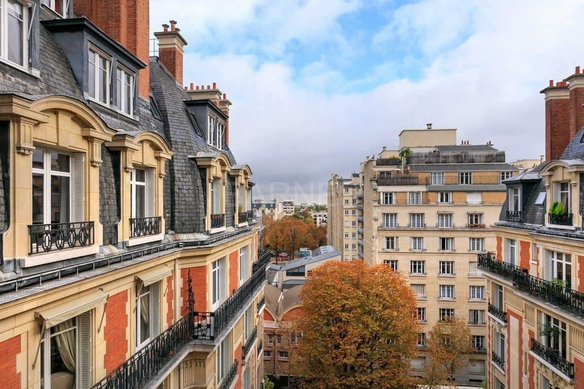 Сюр сен. Neuilly sur seine Франция. Нёйи-сюр-сен. Пьерфит-сюр-сен Франция. Нёйи-сюр-сен коммуна.