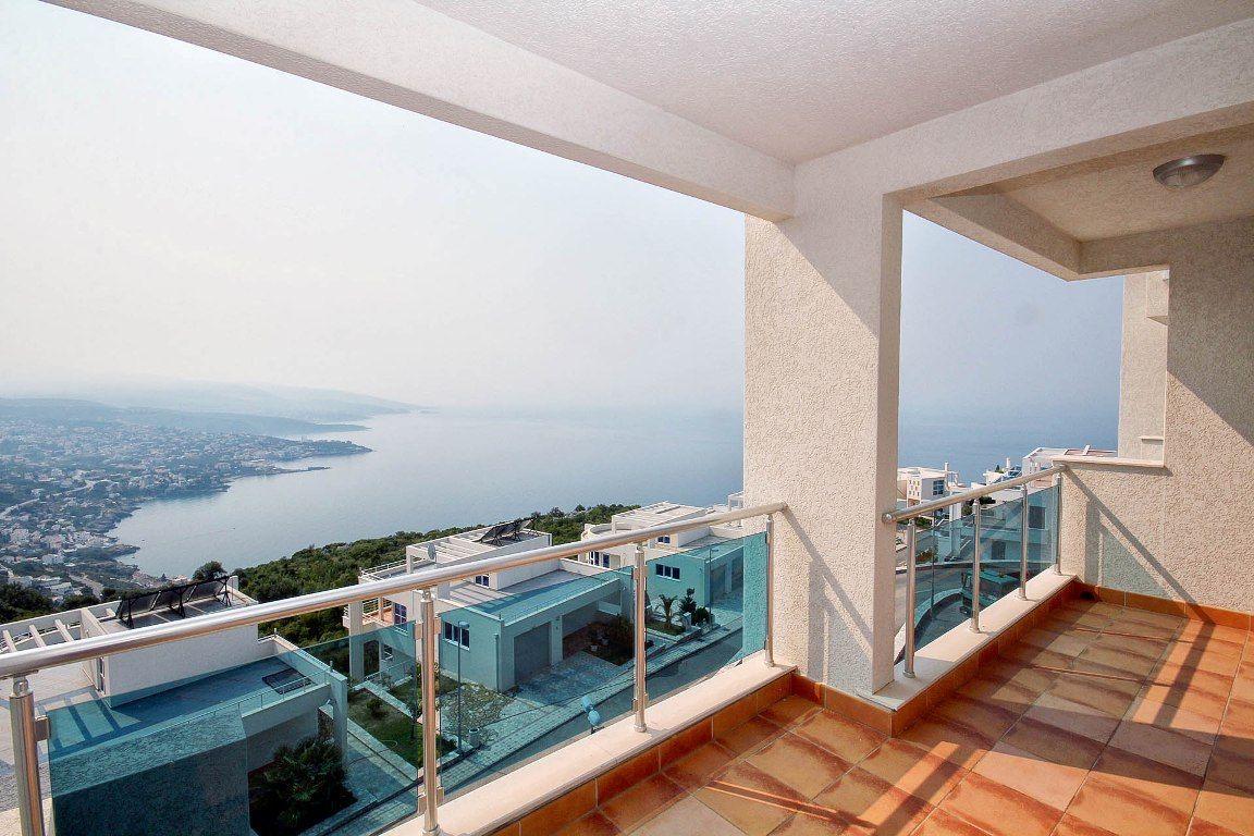 Черногория недвижимость цены. Апартаменты в Будве Черногория. Квартира у моря. Недвижимость в Будве. Квартира в Черногории у моря.
