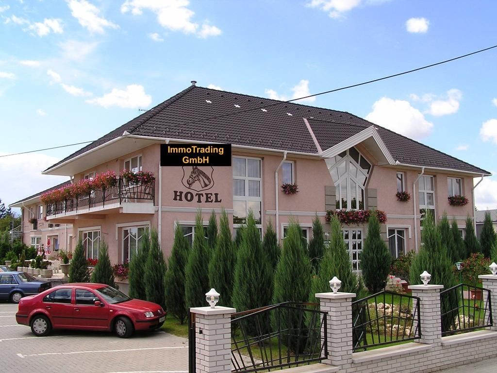 Отель, гостиница Kisbér, Венгрия, 2 300 м2 - фото 1